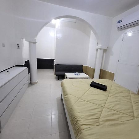 Corniche Full Studio Apartment アブダビ エクステリア 写真